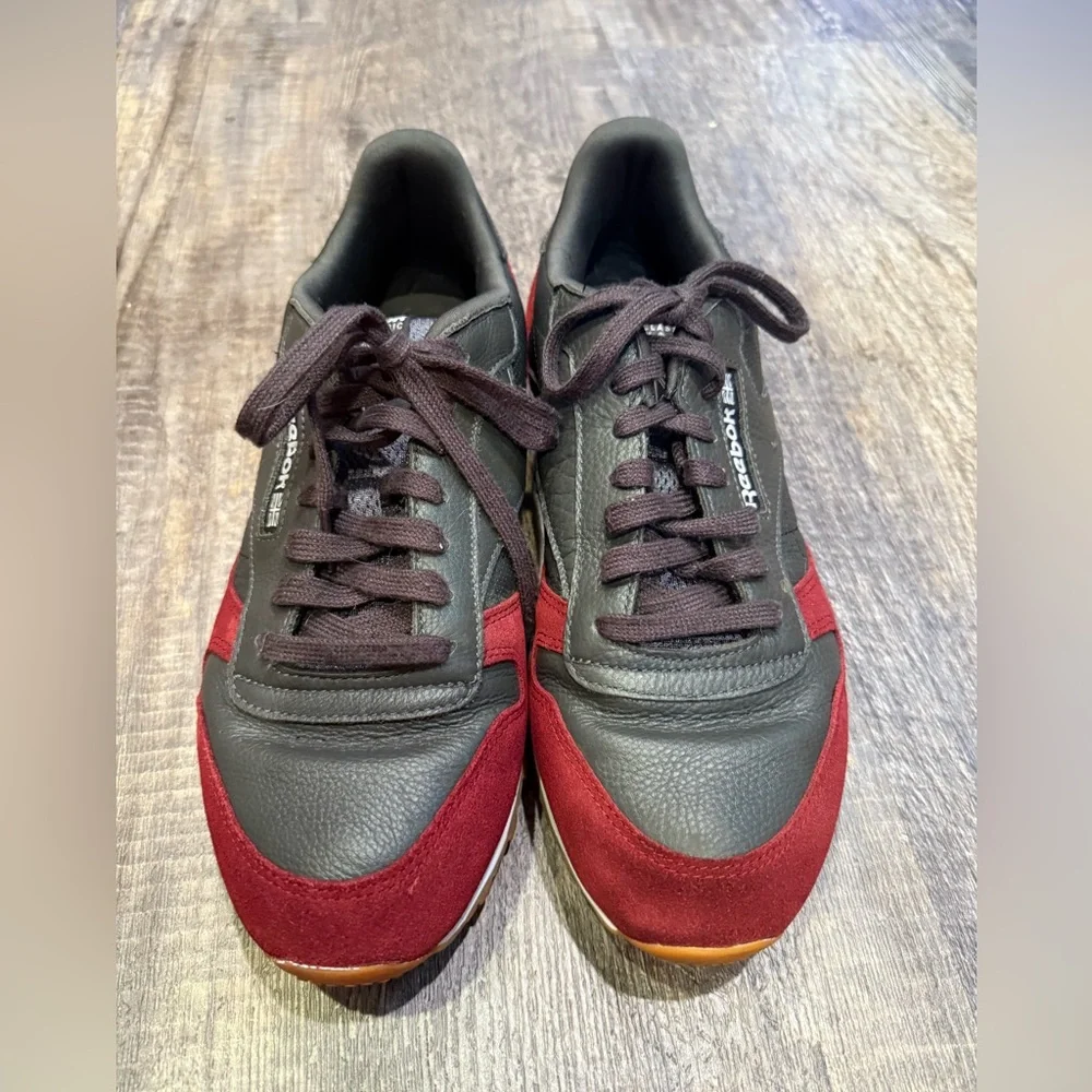 Reebok men’s size 10.5 retro style red and black sneakers